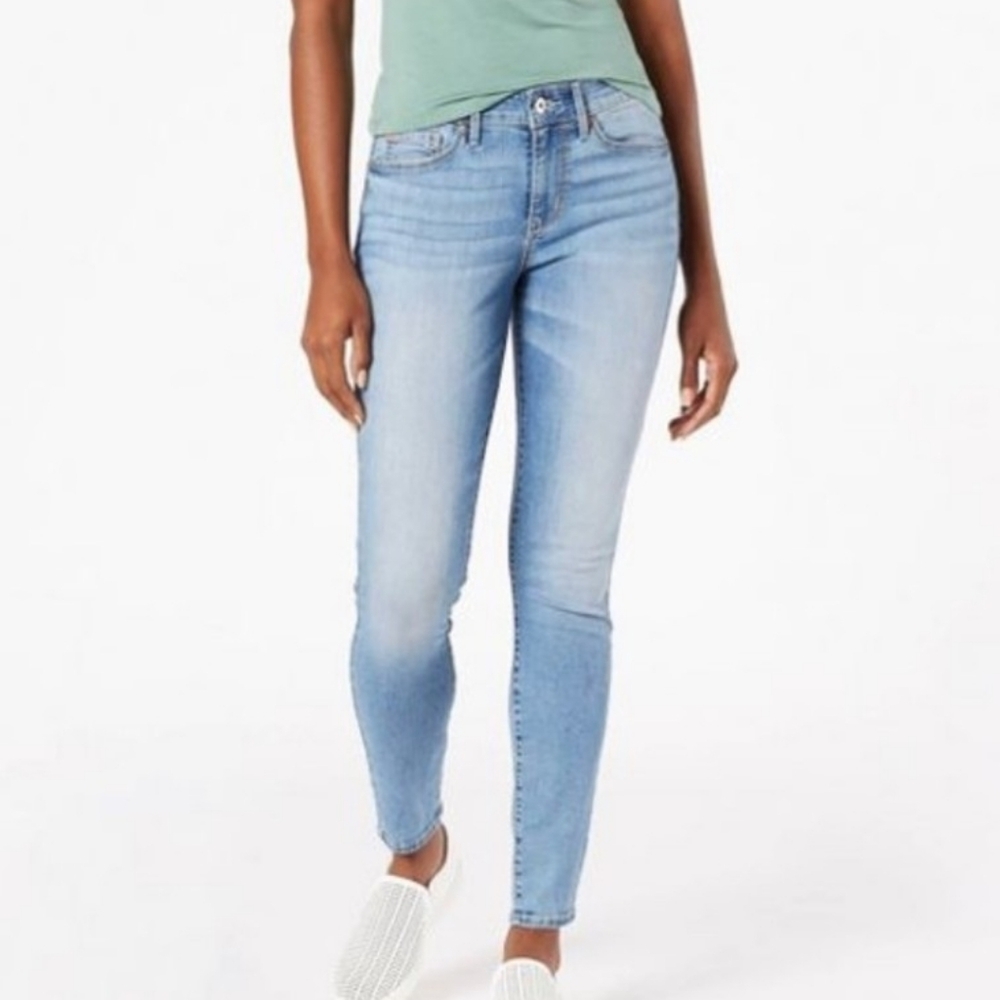 Light Blue Levis Women's Size 6 Skinny Jeans